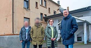 Der Hauseigent&uuml;mer, dessen Bekannter, die beiden Rechtsanw&auml;lte Verena Elfner und Malte H&ouml;ch vor dem Geb&auml;ude (links), das illegal als Bordell genutzt wird.