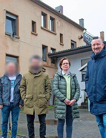 Der Hauseigent&uuml;mer, dessen Bekannter, die beiden Rechtsanw&auml;lte Verena Elfner und Malte H&ouml;ch vor dem Geb&auml;ude (links), das illegal als Bordell genutzt wird.