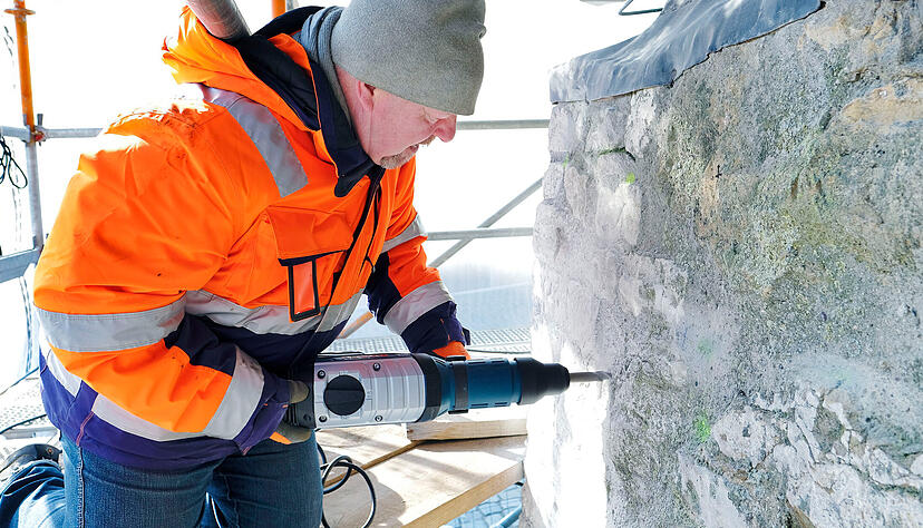 Zu Beginn der Bohrarbeiten wird der für die Anwohner zumutbare Lärmpegel gemessen. Foto: Dennis Mugler Zu Beginn der Bohrarbeiten wird der für die Anwohner zumutbare Lärmpegel gemessen. Foto: Dennis Mugler
