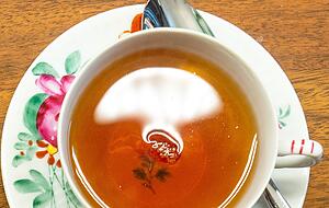 Ganz wichtig: Ein W&ouml;lkchen Sahne geh&ouml;rt auf den Tee. Foto: Berger