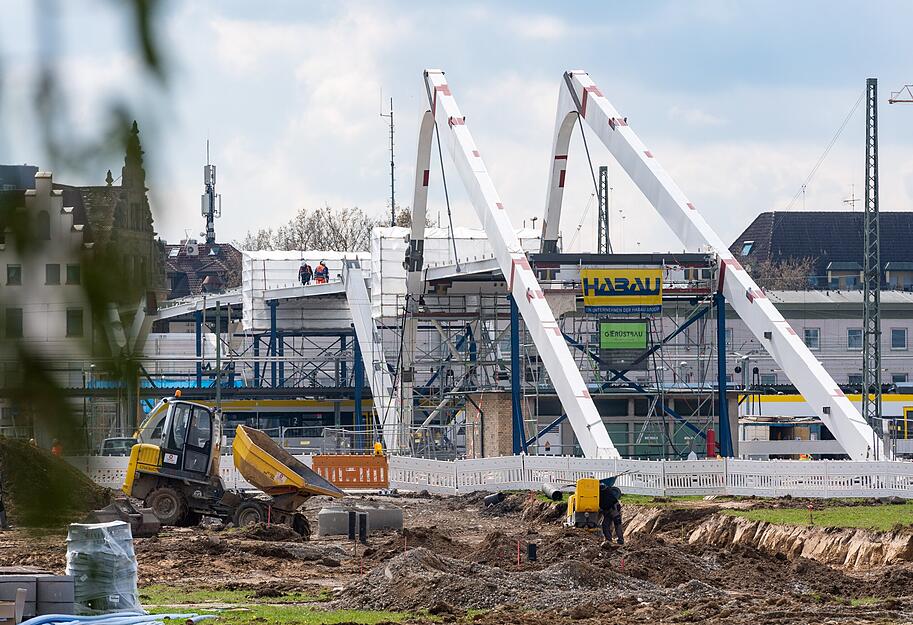 Juni 2021: Die Blitzform der Buga-Brücke ist vollendet. Juni 2021: Die Blitzform der Buga-Brücke ist vollendet.