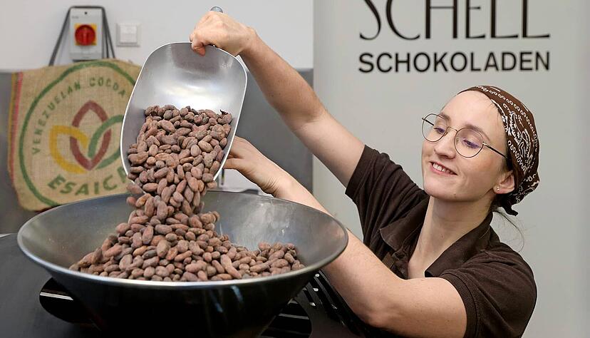Im ersten Produktionsschritt füllt Michaela Bolch-Schell die Kakaobohnen aus Ecuador in einen großen Röstofen. Das Rösten verstärkt die enthaltenen Aromen.
Fotos: Ralf Seidel Im ersten Produktionsschritt füllt Michaela Bolch-Schell die Kakaobohnen aus Ecuador in einen großen Röstofen. Das Rösten verstärkt die enthaltenen Aromen.
Fotos: Ralf Seidel