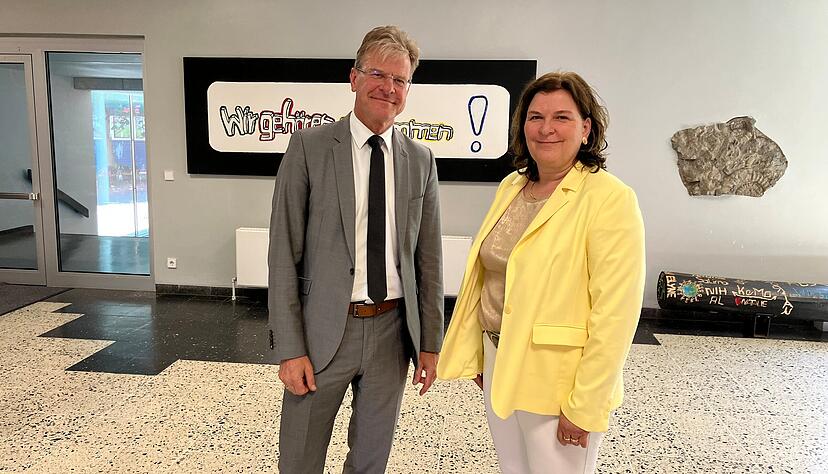 Zusammen in der Wartbergschule Heilbronn: Thomas Riecke-Baulecke, der das Zentrum f&uuml;r Schulqualit&auml;t und Lehrerbildung (ZSL) leitet, und Rektorin Tina Riek-Hessenthaler.