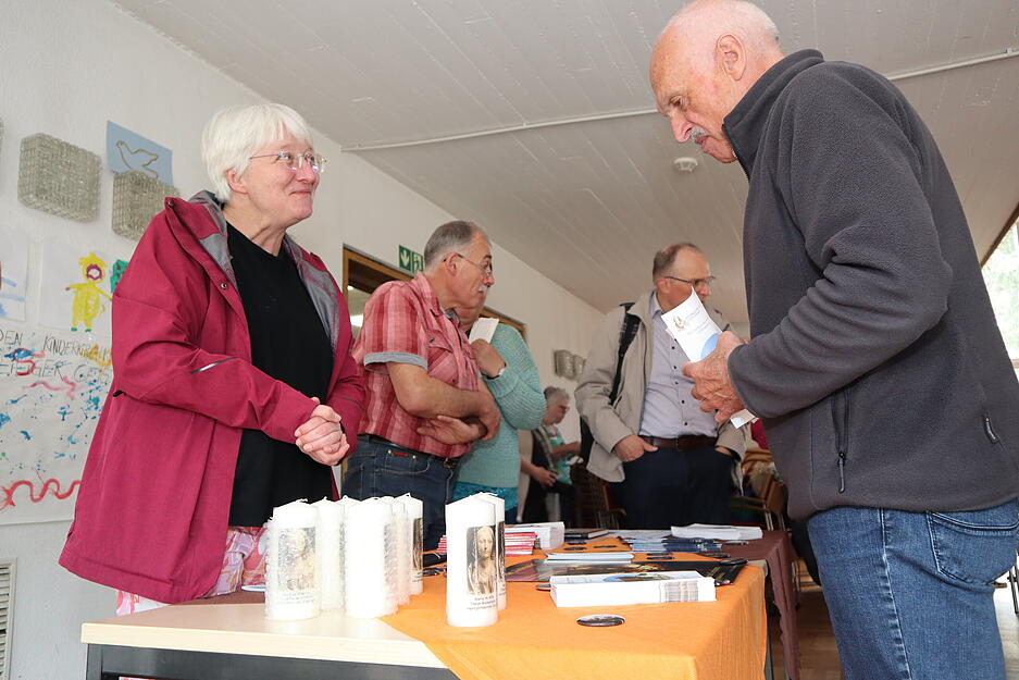 Eigentlich sollten die St&auml;nde der Organisationen im Bezirk und Gemeinden auf dem Wertplatz ihr Angebot pr&auml;sentieren. Das geschieht nun im Johannesgmeindehaus - hier am Stand vom "Creglinger Lichtwunder" - ein Naturspektakel in der Herrgottskirche.