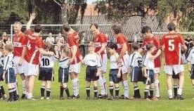 Gern gesehene Gäste: Die Traditionsmannschaft des VfB Stuttgart sorgt beim Promikick gegen das Allstarteam aus Fürfeld für gute Laune.Fotos: Klaus Krüger Gern gesehene Gäste: Die Traditionsmannschaft des VfB Stuttgart sorgt beim Promikick gegen das Allstarteam aus Fürfeld für gute Laune.Fotos: Klaus Krüger