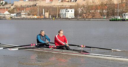 Ruderer Uwe Grosser (rechts) unterwegs auf dem Neckar mit seinem Teamkollegen Joachim Volz.
Foto: Andreas Veigel