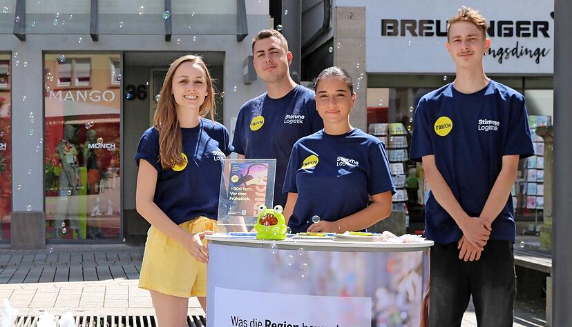 Die Duale Studentin Theresa Ellinger (links) und die Azubis Marcel Bauer, Ceren Depooglu und Johann Ocks werben in der Künzelsauer Innenstadt. Die Duale Studentin Theresa Ellinger (links) und die Azubis Marcel Bauer, Ceren Depooglu und Johann Ocks werben in der Künzelsauer Innenstadt.