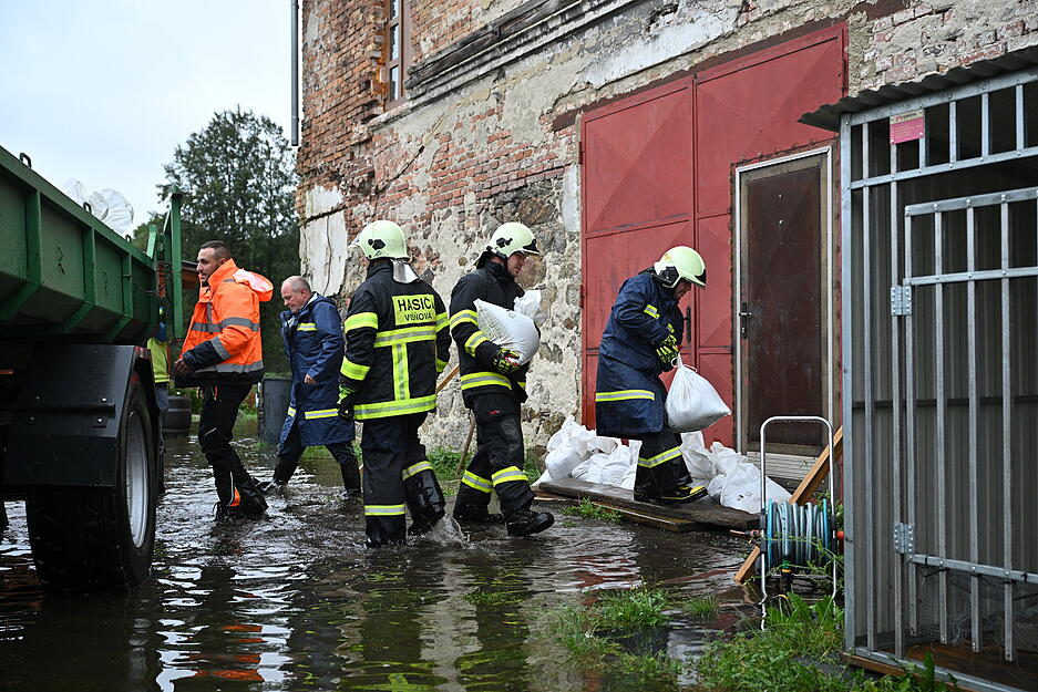 Feuerwehrleute sind wegen des Hochwassers in der Region Liberec im&nbsp;Einsatz.
