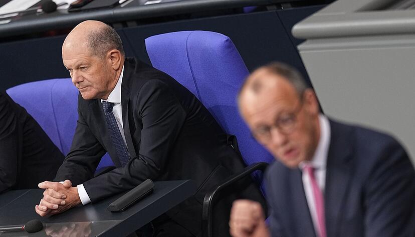 Kanzler Scholz und Unionskanzlerkandidat Merz d&uuml;rfen zum TV-Duell fast nichts mitbringen - ein Stift und ein Notizblock sind nach Senderangaben erlaubt.