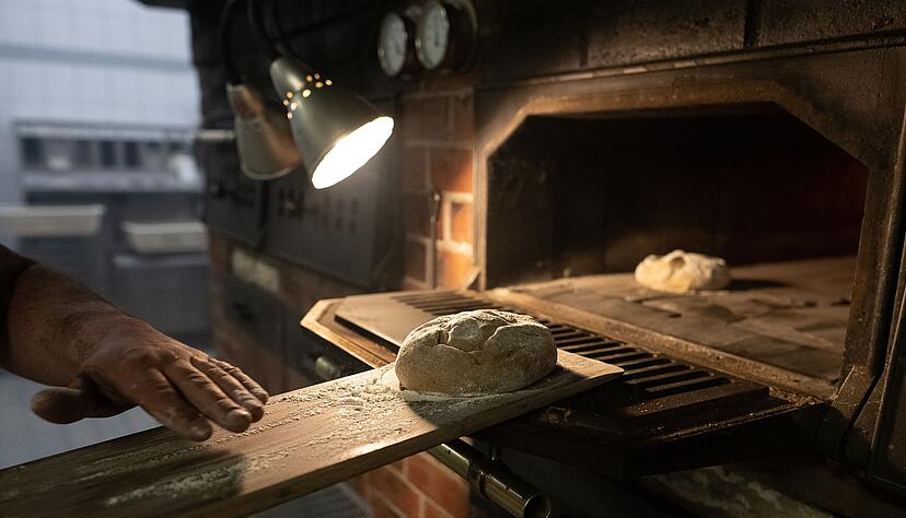 Das Einbringen eines geformten Teiglings in den hei&szlig;en Backofen mit Hilfe eines Brotschiebers wird &laquo;Einschie&szlig;en&raquo; genannt. Oft wird der Vorgang von einem kurzen Ruck begleitet, damit das Brot auf dem Backstein oder Backblech landet.