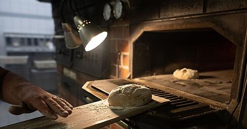 Das Einbringen eines geformten Teiglings in den hei&szlig;en Backofen mit Hilfe eines Brotschiebers wird &laquo;Einschie&szlig;en&raquo; genannt. Oft wird der Vorgang von einem kurzen Ruck begleitet, damit das Brot auf dem Backstein oder Backblech landet.