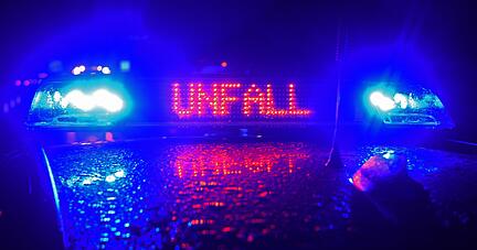 Ein Einsatzwagen der Polizei steht an einer Unfallstelle.