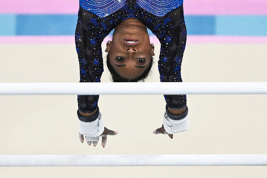 US-Superstar Simone Biles turnt am Stufenbarren.