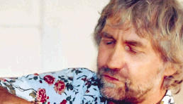 Thomas Gr&ouml;ner, ein Meister der Schaufloristik, demonstriert, welche Kunstwerke aus den Blumen vom Botanischen Obstgarten entstehen k&ouml;nnen.Fotos: Dittmar Dirks