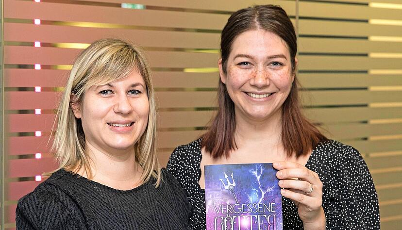 Ein Jahr lang haben die beiden Schwestern Sandra Mall aus Obereisesheim (links) und Katrin Böltz aus Böckingen an ihrem Fantasy-Roman geschrieben. Band zwei und drei der Trilogie sollen noch in diesem Jahr folgen.
Foto: Andreas Veigel Ein Jahr lang haben die beiden Schwestern Sandra Mall aus Obereisesheim (links) und Katrin Böltz aus Böckingen an ihrem Fantasy-Roman geschrieben. Band zwei und drei der Trilogie sollen noch in diesem Jahr folgen.
Foto: Andreas Veigel