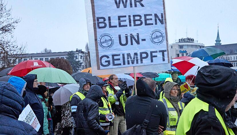 Ungeimpfte Menschen (wie hier bei einer Demonstration in Hamburg) will das Internet-Portal Impffrei.work ansprechen. Wer hinter diesem Angebot steht, ist unklar. Auch rechtlich bewegen sich die Betreiber auf dünnem Eis. Ungeimpfte Menschen (wie hier bei einer Demonstration in Hamburg) will das Internet-Portal Impffrei.work ansprechen. Wer hinter diesem Angebot steht, ist unklar. Auch rechtlich bewegen sich die Betreiber auf dünnem Eis.