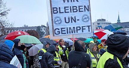 Ungeimpfte Menschen (wie hier bei einer Demonstration in Hamburg) will das Internet-Portal Impffrei.work ansprechen. Wer hinter diesem Angebot steht, ist unklar. Auch rechtlich bewegen sich die Betreiber auf dünnem Eis.
Foto: dpa