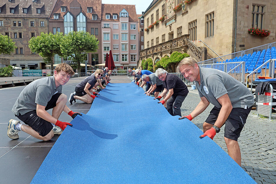 Auf den Trib&uuml;nen direkt auf dem Heilbronner Marktplatz k&ouml;nnen Zuschauer das Hochsprung-Meeting verfolgen.