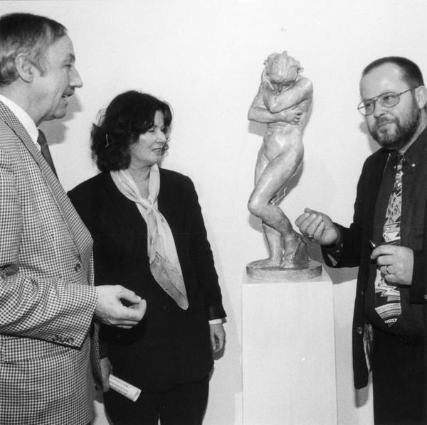 1996: Baden-Württembergs Kunstministerin Brigitte Unger-Soyka übergibt die August-Rodin-Plastik "Eva" Dr. Andreas Pfeiffer und Reiner Casse als Dauerleihgabe des Landes. 1996: Baden-Württembergs Kunstministerin Brigitte Unger-Soyka übergibt die August-Rodin-Plastik "Eva" Dr. Andreas Pfeiffer und Reiner Casse als Dauerleihgabe des Landes.