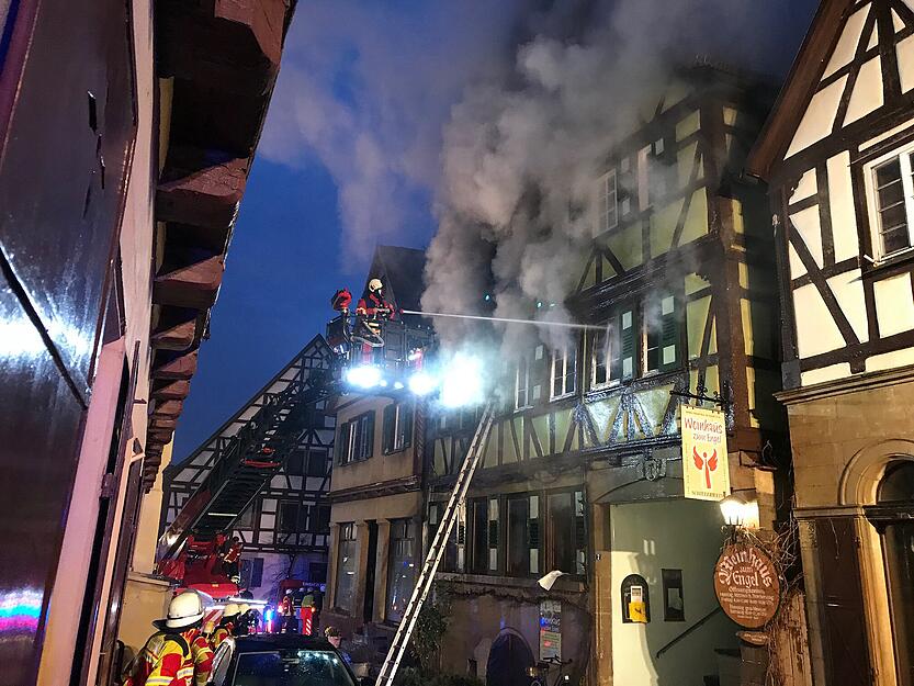 Bei dem historischen Gebäude handelt es sich um das Weinhaus "Zum Engel".