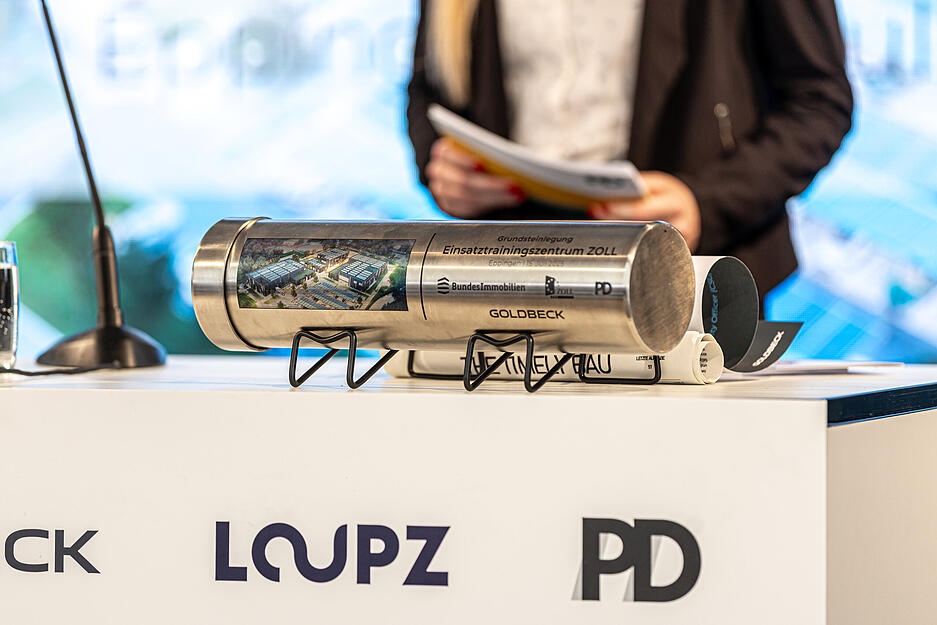 Die Grundsteinlegung für das neue Zollzentrum im Gewerbegebiet Tiefental markiert einen Meilenstein für die Stadt. Die Grundsteinlegung für das neue Zollzentrum im Gewerbegebiet Tiefental markiert einen Meilenstein für die Stadt.