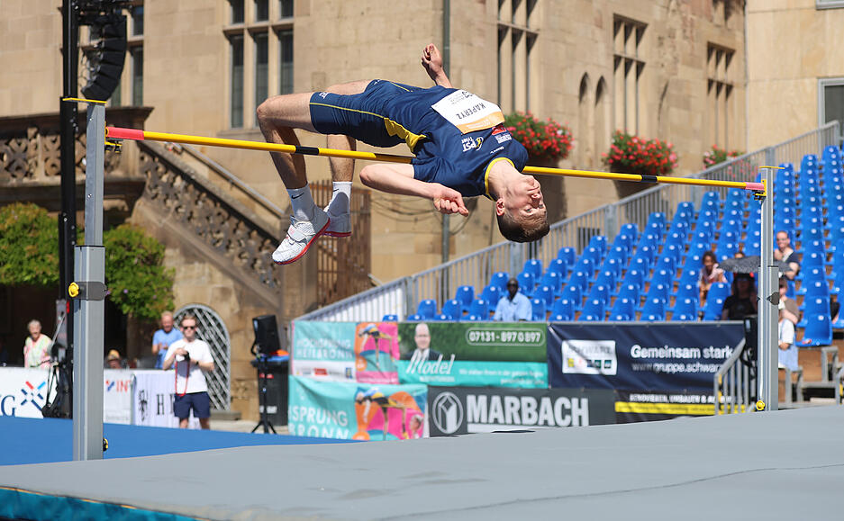 Strahlender Sonnenschein und tosender Applaus begleiten das U23-Springen auf dem Heilbronner Marktplatz.
