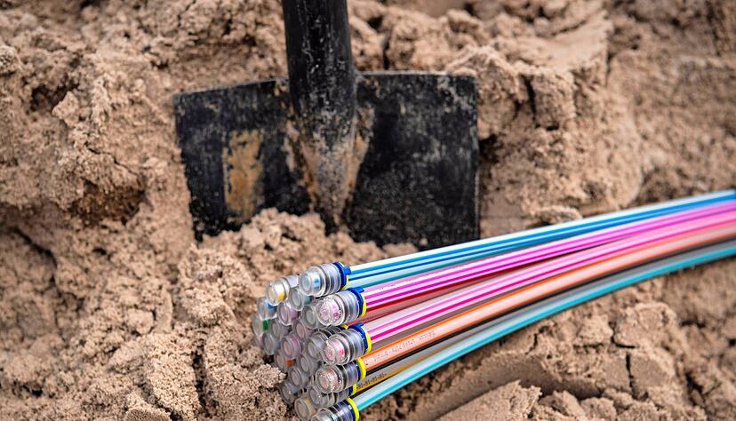 Ran an den Spaten und rein mit dem Breitband-Kabel ins Erdreich: In Schöntal und Neuenstein gehen die Arbeiten nun ab dem Sommer los.
Foto: Archiv/Schuldt