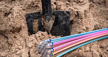 Ran an den Spaten und rein mit dem Breitband-Kabel ins Erdreich: In Schöntal und Neuenstein gehen die Arbeiten nun ab dem Sommer los.
Foto: Archiv/Schuldt Ran an den Spaten und rein mit dem Breitband-Kabel ins Erdreich: In Schöntal und Neuenstein gehen die Arbeiten nun ab dem Sommer los.
Foto: Archiv/Schuldt
