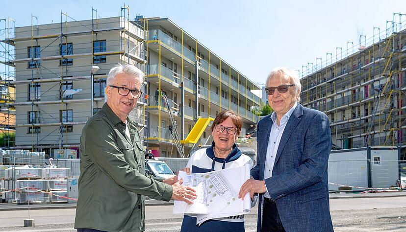 Helmut und Roswitha Drauz (von rechts) mit Berater Joachim Beuchert freuen sich, dass ihr Projekt gut vorwärts geht.
Foto:Mario Berger Helmut und Roswitha Drauz (von rechts) mit Berater Joachim Beuchert freuen sich, dass ihr Projekt gut vorwärts geht.
Foto:Mario Berger