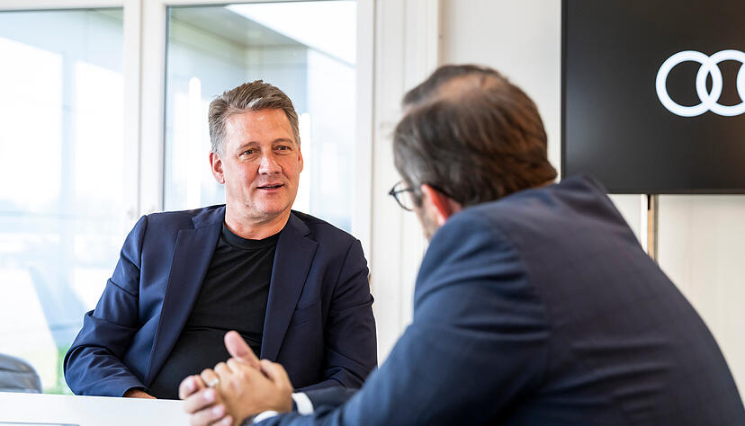 Audi-Chef Gernot Döllner (links) kündigt im Gespräch mit Alexander Schnell aus der Stimme-Chefredaktion eine zügige Entscheidung zum A8 an.