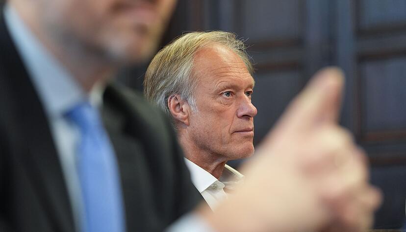 Christina Blocks Lebensgefährte Gerhard Delling telefonierte am Tag der Entführung der Block-Kinder mehrmals mit der Hamburger Polizei. Christina Blocks Lebensgefährte Gerhard Delling telefonierte am Tag der Entführung der Block-Kinder mehrmals mit der Hamburger Polizei.