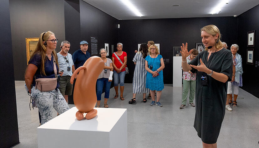 Carolin Wurzbacher von den Städtischen Museen Heilbronn erläutert Stimme-Lesern surrealistische Positionen – hier Erwin Wurms bemalte Bronze mit dem Titel „Head“.