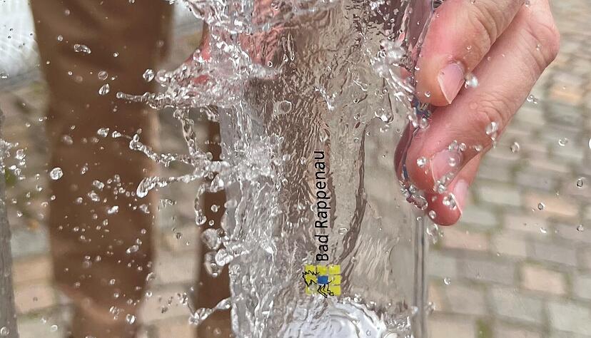 Munter sprudelt das Wasser aus dem Trinkwasser-Spender auf dem Kirchplatz heraus.