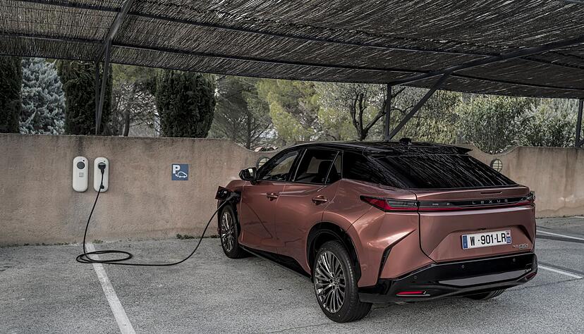 Der Akku des Lexus RZ 450e verfügt über eine Netto-Kapazität von 64 kWh. Wenn der Strom mit maximal 11 kW an der Wallbox und 150 kW am Schnelllader fließt, ist er nach 30 Minuten wieder zu 80 Prozent voll.