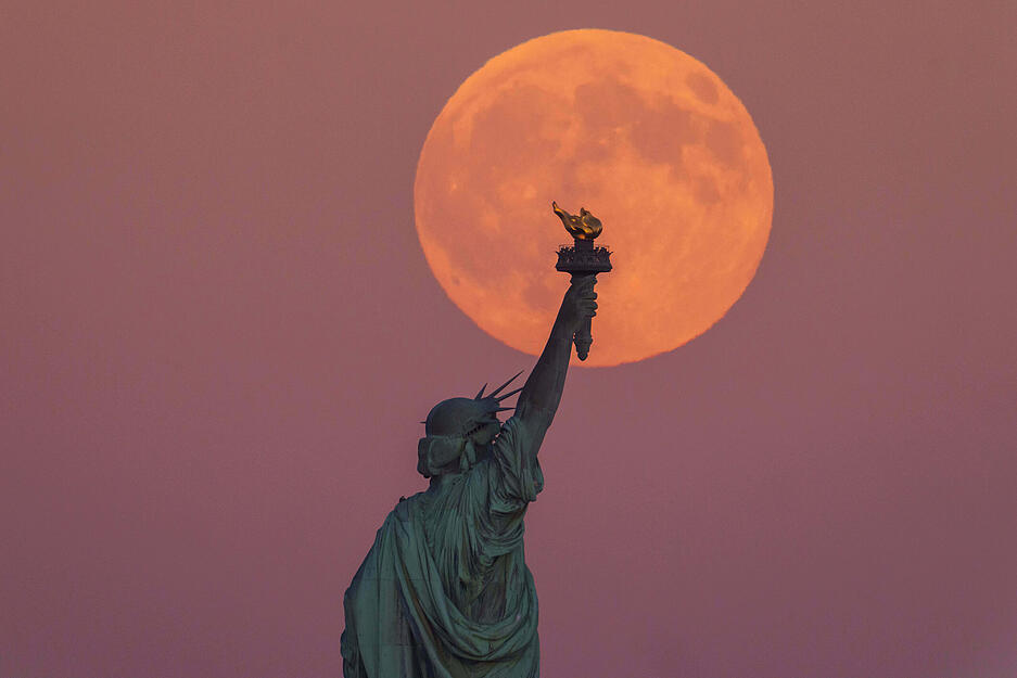 Um als Supermond zu gelten, muss sich der Mond im Perigäum, also dem erdnächsten Punkt seiner elliptischen Umlaufbahn, befinden.