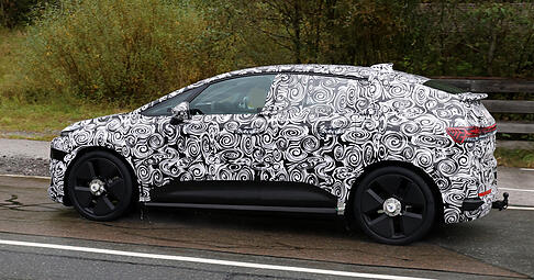 Seitlich f&auml;llt am neuen Elektro-Audi die Dachlinie nach hinten ab, hinten ist trotz Tarnung ein Spoiler an der Heckscheibe zu erkennen. Beides typische Elemente, die an den A2 von einst erinnern.