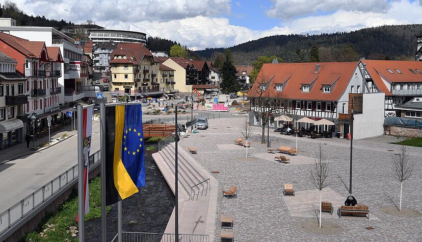 ARCHIV - 12.04.2016, Baden-W&uuml;rttemberg, Bad Herrenalb: Blick auf den Rathausplatz. (zu dpa: &laquo;Bad Herrenalb w&auml;hlt seinen B&uuml;rgermeister - unter 29 Kandidaten") Foto: Uli Deck/dpa +++ dpa-Bildfunk +++