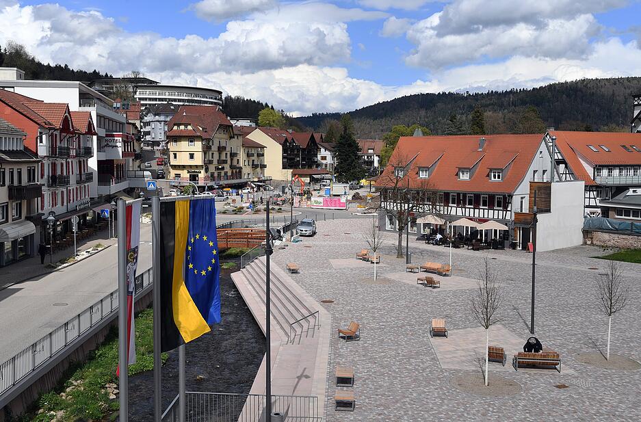 ARCHIV - 12.04.2016, Baden-Württemberg, Bad Herrenalb: Blick auf den Rathausplatz. (zu dpa: «Bad Herrenalb wählt seinen Bürgermeister - unter 29 Kandidaten") Foto: Uli Deck/dpa +++ dpa-Bildfunk +++