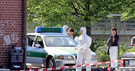In Heilbronn erinnert eine Gedenktafel am Tatort auf der Theresienwiese an und an die Polizistin Michèle Kiesewetter und die weiteren Mordopfer des NSU.