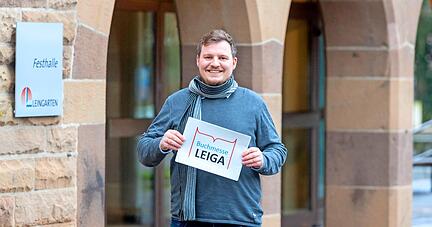 "Hier im Süden Deutschlands gibt es viel zu wenig Buchmessen", sagt Autor Toni Schmidt. Um das zu ändern, veranstaltet der 34-Jährige am 17. Februar die Leiga in der Festhalle Leingarten.
Foto: Mario Berger
