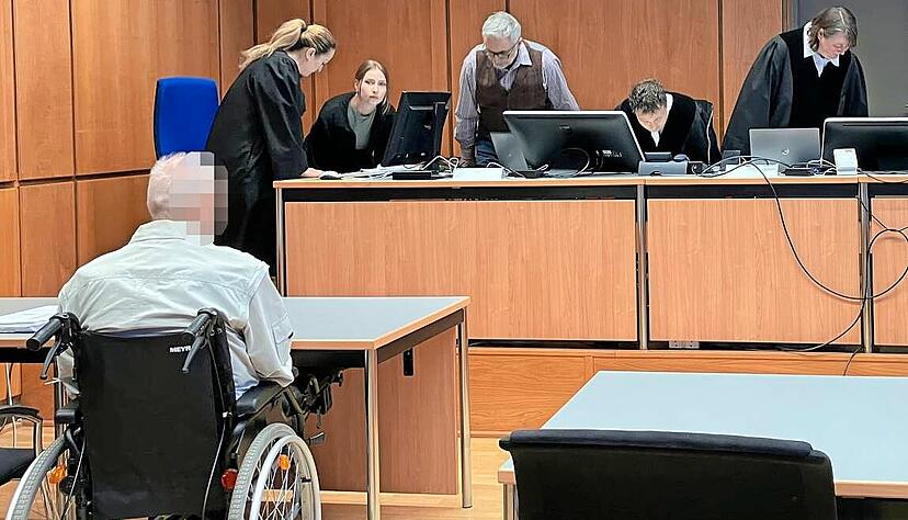 Seit ihm die Polizeibeamten ins Bein geschossen haben, sitzt der Angeklagte im Rollstuhl.