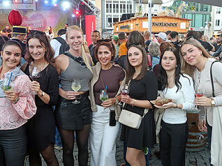 Gemeinsam ein Gläschen Wein genießen – viele Besucher kommen in Gruppen zum Heilbronner Weindorf.