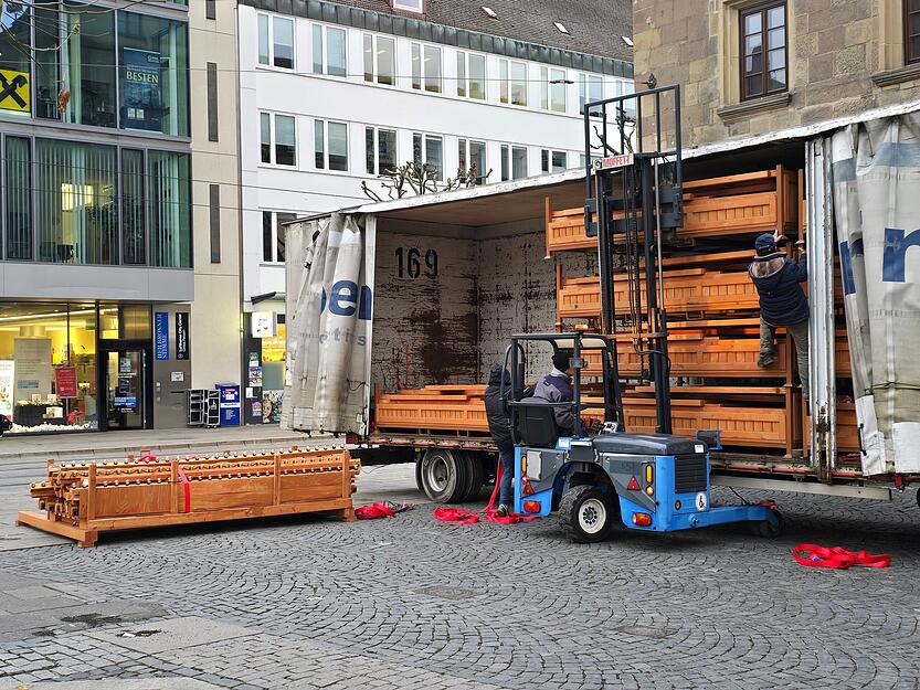 Der Weihnachtsmarkt in Heilbronn wird abgebaut.