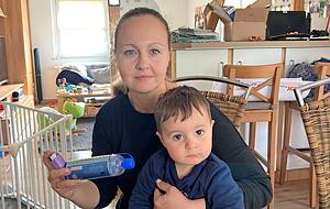 Olivia Alt, hier mit ihrem eineinhalb Jahre alten Sohn Linus, klapperte sieben Apotheken ab, um Penicillin zu bekommen, und zehn Apotheken für ein Asthmaspray. Olivia Alt, hier mit ihrem eineinhalb Jahre alten Sohn Linus, klapperte sieben Apotheken ab, um Penicillin zu bekommen, und zehn Apotheken für ein Asthmaspray.