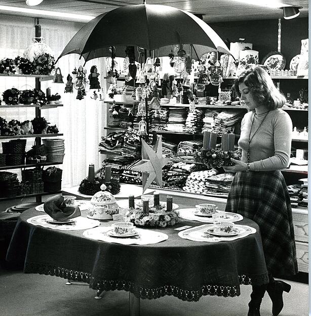 Präsentation von Weihnachtsdekoration und weihnachtlicher Tischwäsche beim Heilbronner Textilhaus Palm im Jahr 1977.