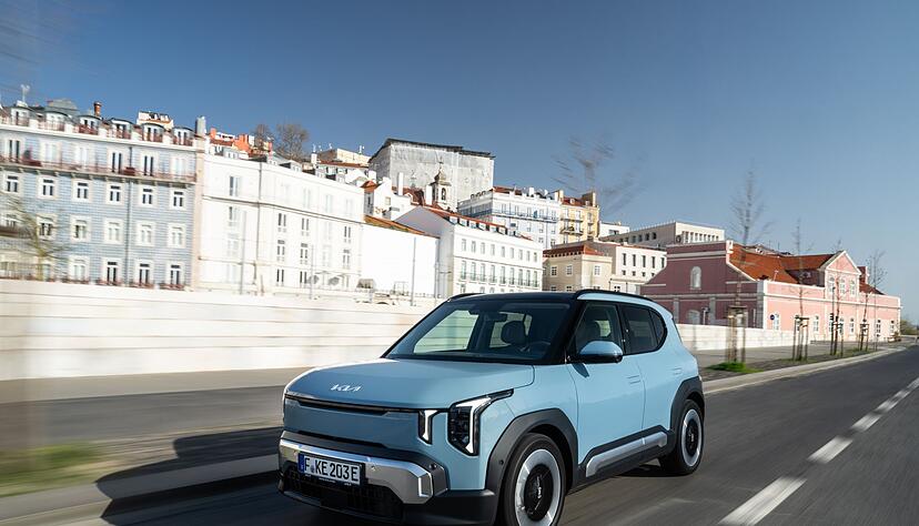 Zeit zum Kuscheln? Nö, denn zumindest formal gibt der Kia EV2 mit seinen Ecken und Kanten eher den Charaktertyp. Zeit zum Kuscheln? Nö, denn zumindest formal gibt der Kia EV2 mit seinen Ecken und Kanten eher den Charaktertyp.