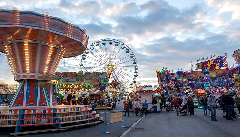 Zuschauer strömen zum Auftakt des kleinen Volksfestes auf die Heilbronner Theresienwiese. Zuschauer strömen zum Auftakt des kleinen Volksfestes auf die Heilbronner Theresienwiese.
