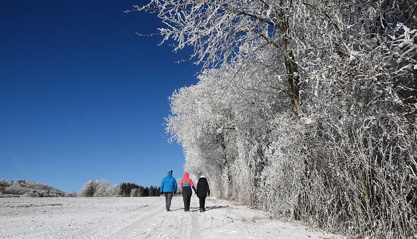 Der Silvestertag ist sehr frostig.