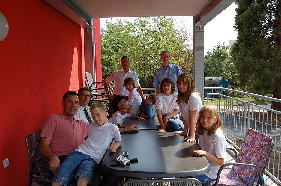 Am 28. Juli 2006 weiht die gemeinnützige Jugendeinrichtung ihren bunten Neubau ein. Auf den großen Balkons machen es sich die Jugendlichen und ihre Betreuer bequem.
