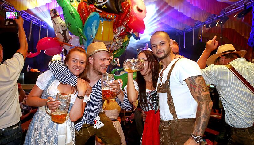 Bier trinken im Festzelt - daran ist derzeit nicht zu denken. Schlechte Voraussetzungen für das Heilbronner Volksfest. Foto: Archiv/Seidel Bier trinken im Festzelt - daran ist derzeit nicht zu denken. Schlechte Voraussetzungen für das Heilbronner Volksfest. Foto: Archiv/Seidel